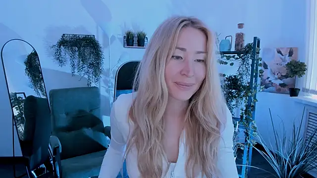 AstraMonroe online show from April 22, 2026, 4:15 am