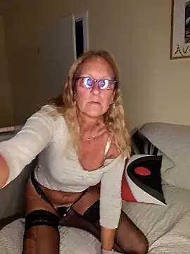 Snapshot of HotWifeLyn68 chatting on September 29, 2025, 7:51 pm HotWifeLyn68 online show from September 29, 2025, 7:51 pm