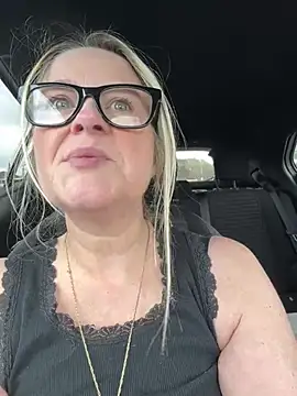 Snapshot of SuzieSub chatting on April 8, 2026, 1:11 pm SuzieSub online show from April 8, 2026, 1:11 pm