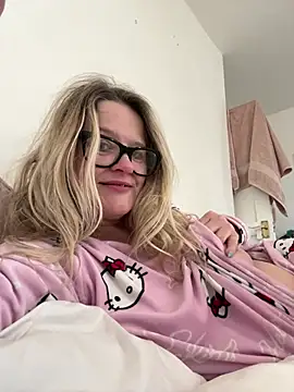 Snapshot of SuzieSub chatting on April 27, 2026, 8:23 am SuzieSub online show from April 27, 2026, 8:23 am