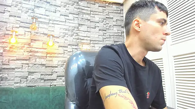 Snapshot of mike_whitee chatting on September 15, 2025, 12:16 pm mike whitee online show from September 15, 2025, 12:16 pm