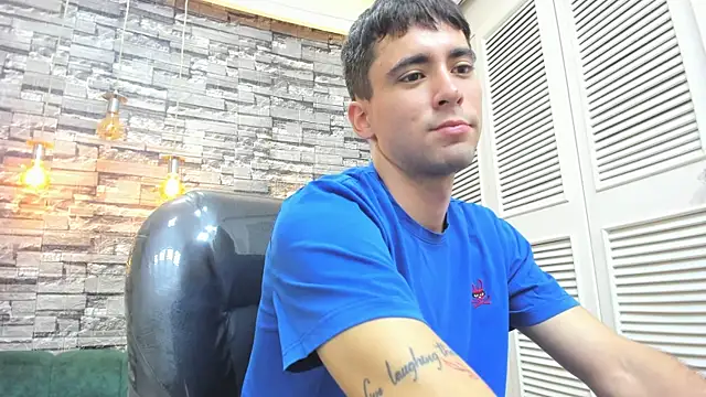 Snapshot of mike_whitee chatting on September 23, 2025, 5:43 am mike whitee online show from September 23, 2025, 5:43 am