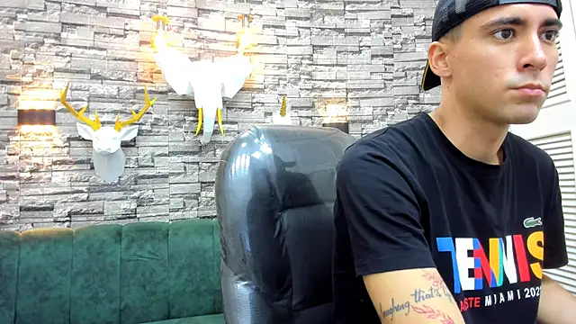 Snapshot of mike_whitee chatting on October 17, 2025, 12:41 pm mike whitee online show from October 17, 2025, 12:41 pm