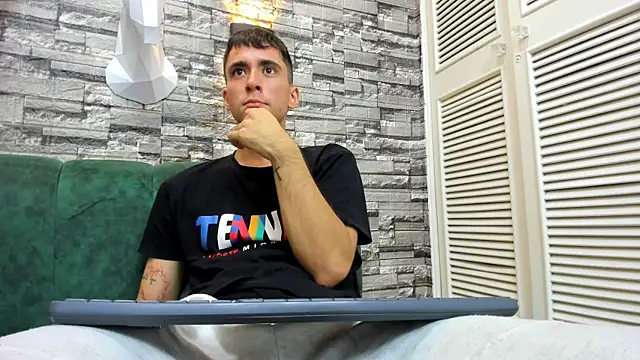 Snapshot of mike_whitee chatting on October 18, 2025, 1:52 am mike whitee online show from October 18, 2025, 1:52 am