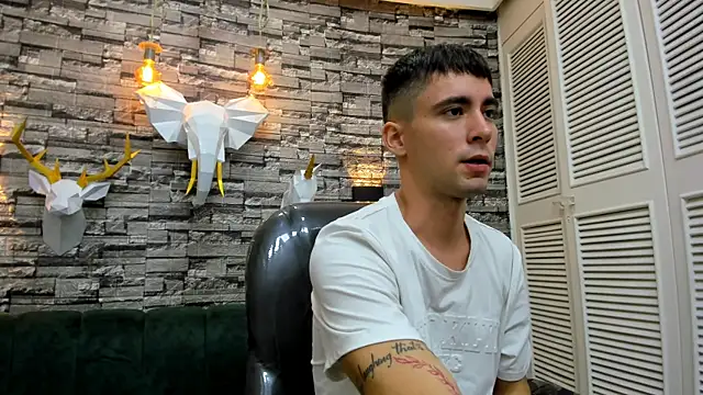 Snapshot of mike_whitee chatting on October 23, 2025, 4:34 am mike whitee online show from October 23, 2025, 4:34 am