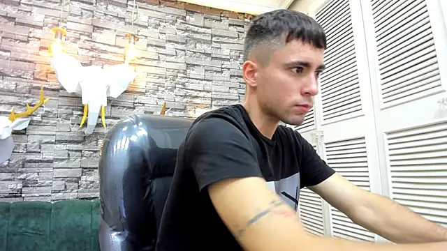 Snapshot of mike_whitee chatting on October 24, 2025, 5:48 am mike whitee online show from October 24, 2025, 5:48 am