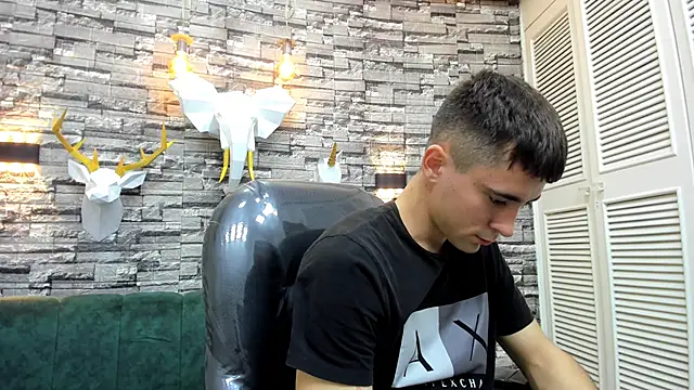 Snapshot of mike_whitee chatting on October 26, 2025, 4:18 am mike whitee online show from October 26, 2025, 4:18 am