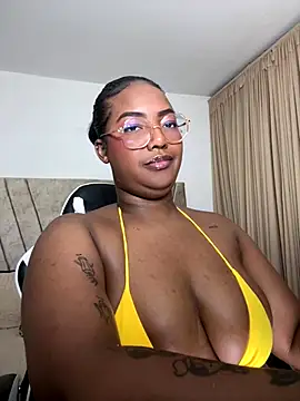 Snapshot of Naomisweett1 chatting on October 7, 2025, 11:13 pm Naomisweett1 online show from October 7, 2025, 11:13 pm