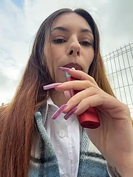 Amelie Crosby online show from July 5, 2026, 1:51 pm