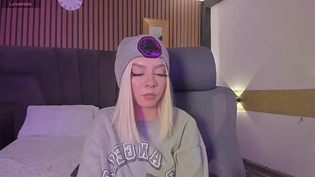 Snapshot of CleoWhite chatting on September 26, 2025, 4:27 am CleoWhite online show from September 26, 2025, 4:27 am