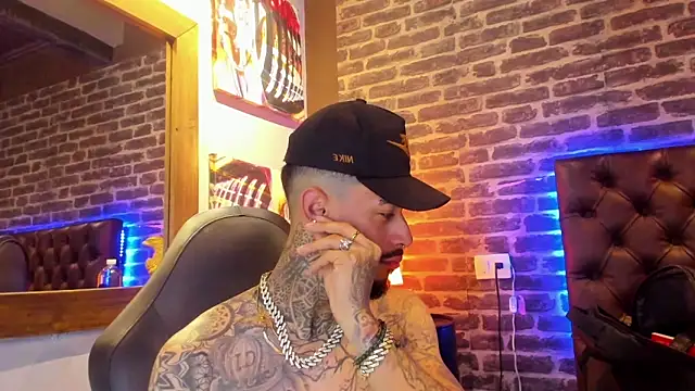 VinzenzRizzo online show from November 15, 2025, 6:15 pm