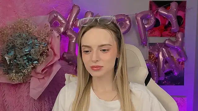 JuliaBrewwer online show from September 18, 2025, 2:19 pm