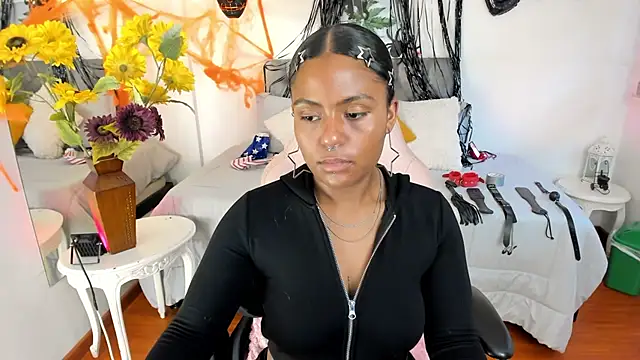 Snapshot of Lucie_Harper chatting on October 17, 2025, 8:44 pm Lucie Harper online show from October 17, 2025, 8:44 pm