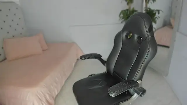 Alix 18  online show from September 22, 2025, 11:34 am