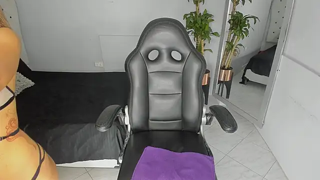 Alix 18  online show from October 18, 2025, 11:44 am