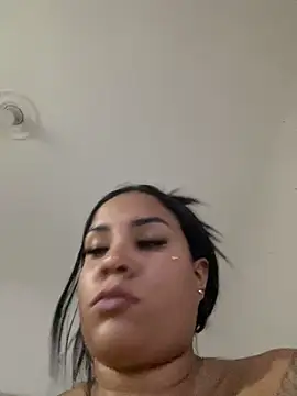 MarianaaSantos online show from June 18, 2026, 4:57 am