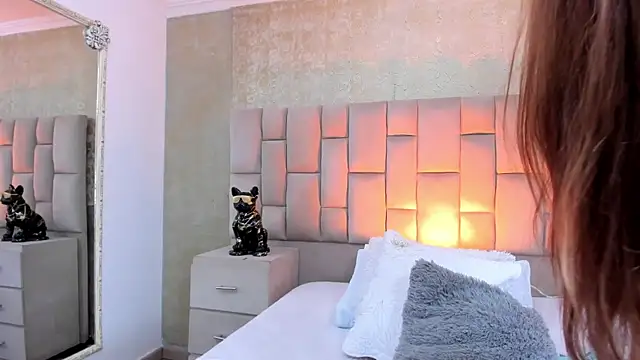 cloesummerr  online show from November 4, 2025, 1:54 pm