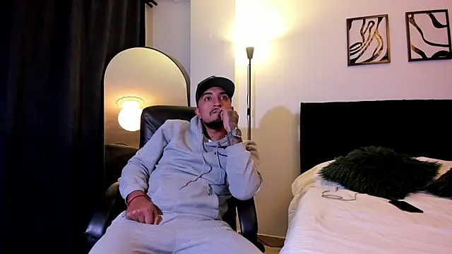 Snapshot of Cefiro93 chatting on April 7, 2026, 11:59 pm Cefiro93 online show from April 7, 2026, 11:59 pm