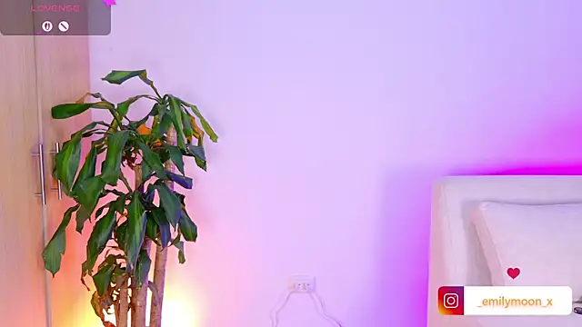 onlyemily  online show from April 28, 2026, 2:27 am