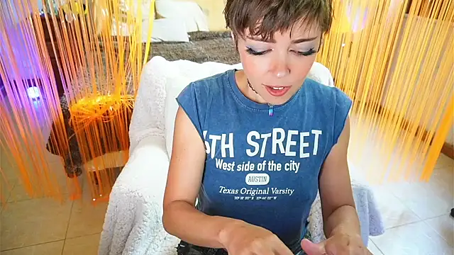 Snapshot of FantasticSonya chatting on November 17, 2025, 12:44 pm FantasticSonya online show from November 17, 2025, 12:44 pm