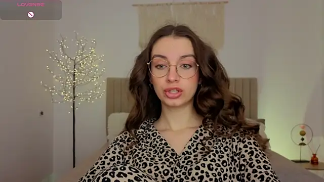 Snapshot of Real_cutie1 chatting on May 28, 2026, 12:46 pm Real cutie1 online show from May 28, 2026, 12:46 pm