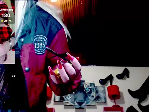 Snapshot of blondehot5v chatting on September 25, 2025, 11:25 am blondehot5v online show from September 25, 2025, 11:25 am