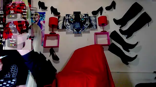 Snapshot of blondehot5v chatting on October 10, 2025, 12:15 pm blondehot5v online show from October 10, 2025, 12:15 pm