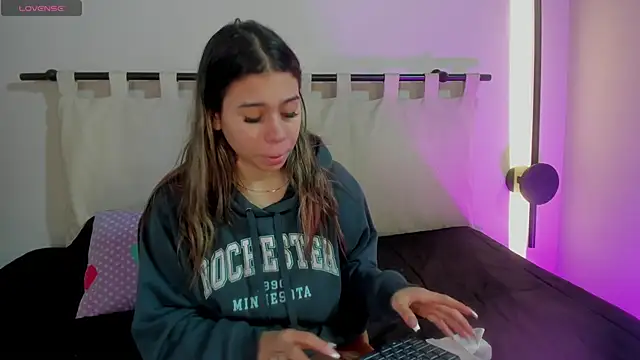 Snapshot of Rachell_criss chatting on March 11, 2026, 4:18 am Rachell criss online show from March 11, 2026, 4:18 am