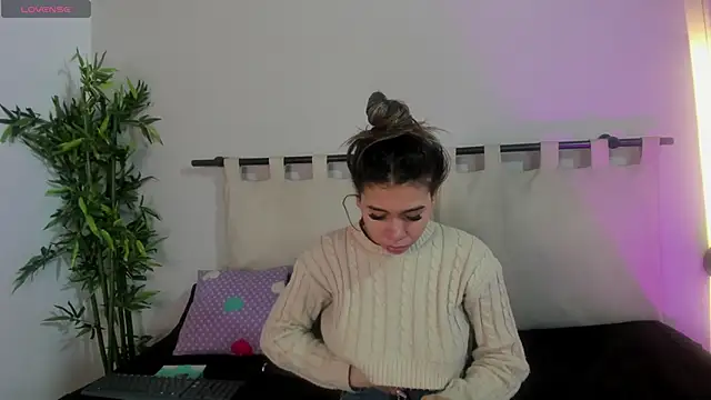 Snapshot of Rachell_criss chatting on March 14, 2026, 4:18 am Rachell criss online show from March 14, 2026, 4:18 am