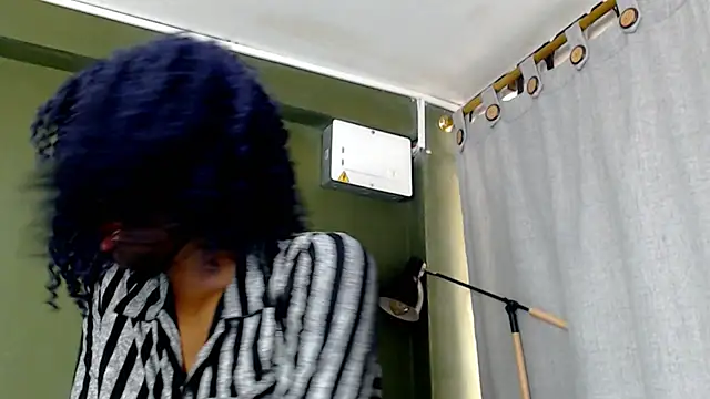 Snapshot of Evaa_18 chatting on September 16, 2025, 5:36 pm Evaa 18 online show from September 16, 2025, 5:36 pm