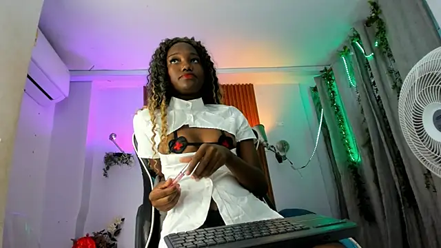 Snapshot of Evaa_18 chatting on October 23, 2025, 5:55 pm Evaa 18 online show from October 23, 2025, 5:55 pm