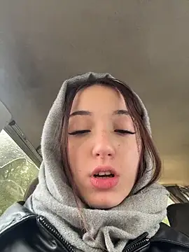 Snapshot of DollyTall chatting on October 2, 2025, 8:43 am DollyTall online show from October 2, 2025, 8:43 am