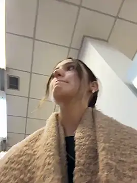 Snapshot of DollyTall chatting on October 14, 2025, 9:43 am DollyTall online show from October 14, 2025, 9:43 am