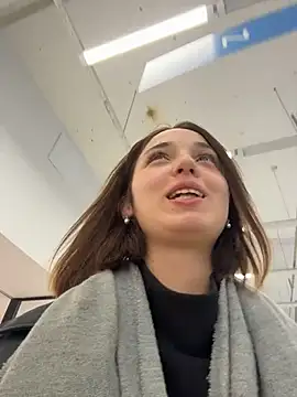 Snapshot of DollyTall chatting on October 17, 2025, 8:50 am DollyTall online show from October 17, 2025, 8:50 am