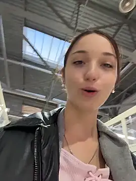 Snapshot of DollyTall chatting on October 21, 2025, 11:44 am DollyTall online show from October 21, 2025, 11:44 am