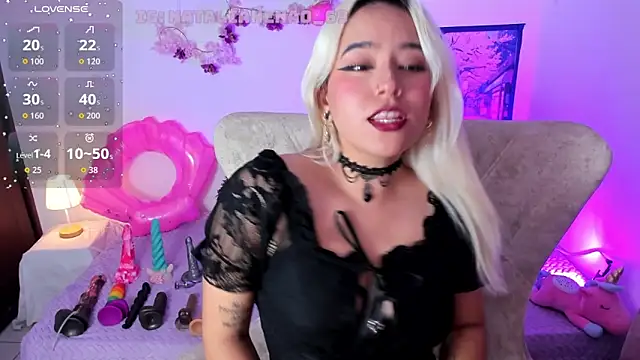 Nataliahenao69 online show from May 10, 2026, 10:15 pm