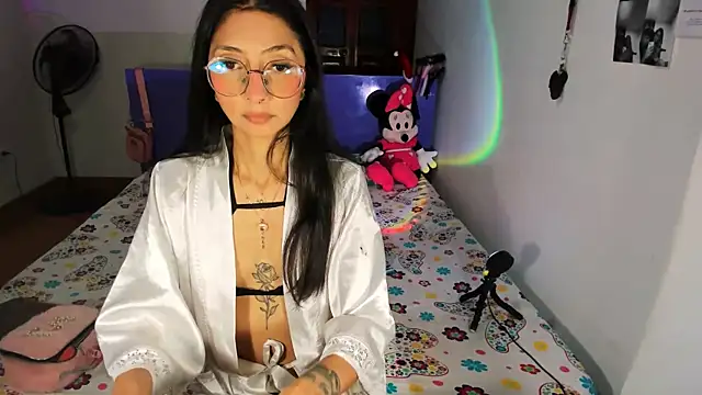 Snapshot of Anais_lux chatting on June 8, 2026, 11:27 pm Anais lux online show from June 8, 2026, 11:27 pm