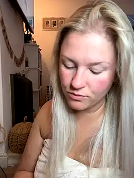Snapshot of Charleigh_xx chatting on October 7, 2025, 8:33 am Charleigh xx online show from October 7, 2025, 8:33 am