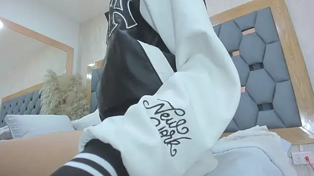 Snapshot of crystal_sm chatting on March 19, 2026, 3:10 am crystal sm online show from March 19, 2026, 3:10 am