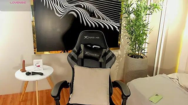 Skyyle  online show from November 26, 2025, 12:28 pm