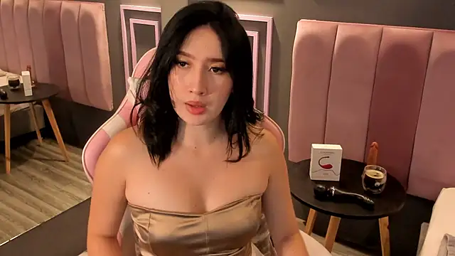Skyyle  online show from May 16, 2026, 1:32 pm