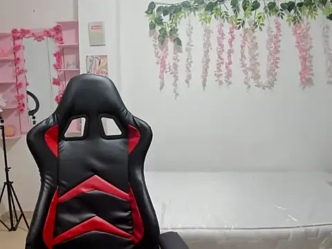 Snapshot of Liana_hot12 chatting on October 15, 2025, 1:33 pm Liana hot12 online show from October 15, 2025, 1:33 pm