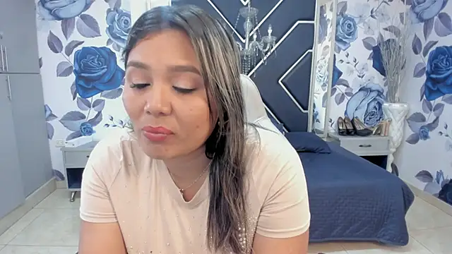 LatinaHoleQueen online show from November 5, 2025, 2:17 pm