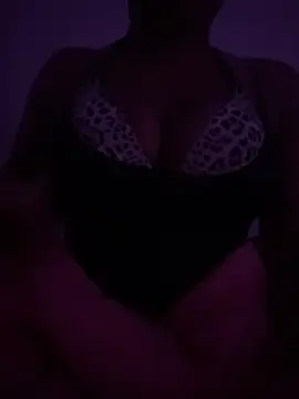 th33h0neyb33 online show from December 14, 2025, 6:30 am