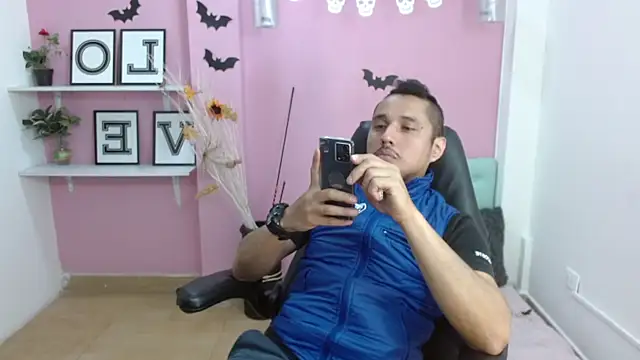 Snapshot of ColombiaStrip chatting on October 30, 2025, 12:56 am ColombiaStrip online show from October 30, 2025, 12:56 am