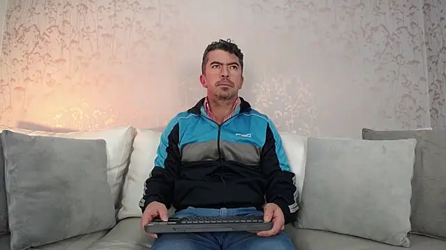 JuanKFit 45 online show from November 11, 2025, 1:33 pm