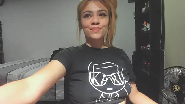 Snapshot of KATA_BLONDE chatting on October 10, 2025, 1:37 am KATA BLONDE online show from October 10, 2025, 1:37 am