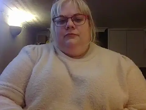 Kinkyhousewife83 online show from February 7, 2026, 1:37 pm