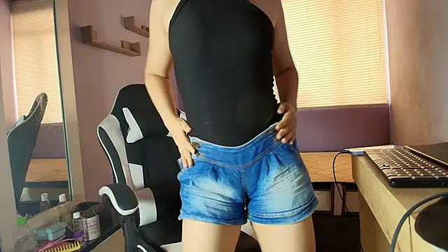 luna desiree online show from October 13, 2025, 1:44 pm