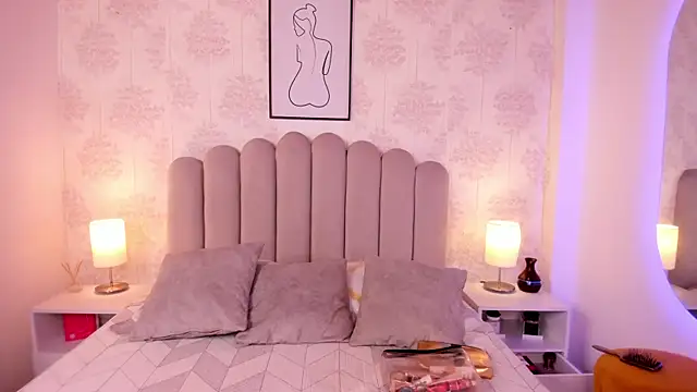 ShaynaHosk online show from September 16, 2025, 7:37 pm